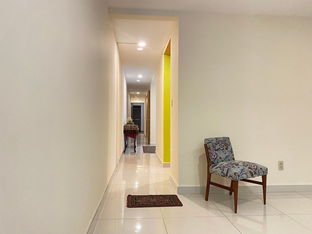 8 of 25: Pasillo distribuidor