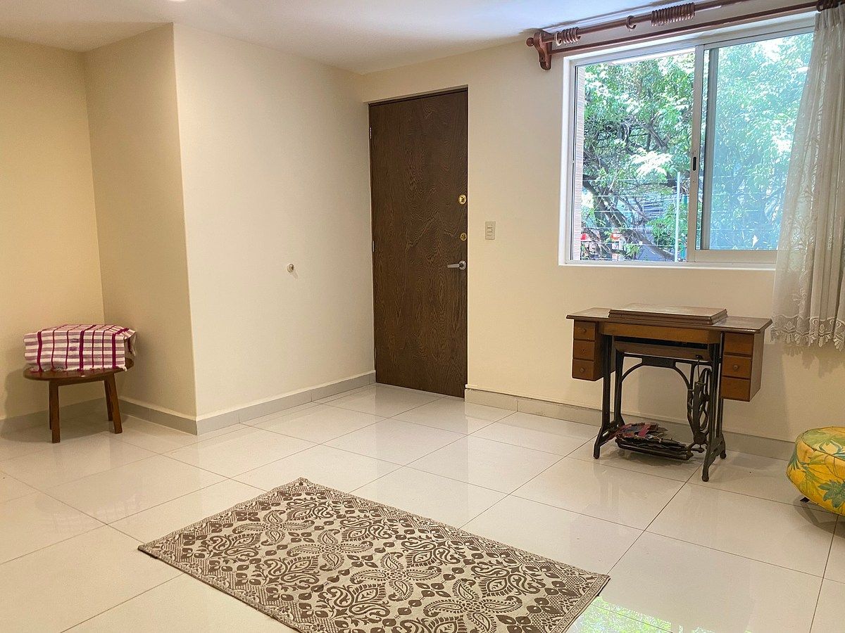 5 of 25: Sala con vista al exterior