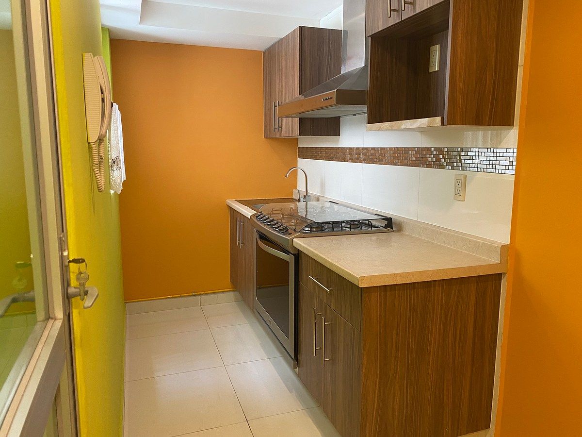 9 of 25: Cocina con puerta izq. al área de servicio