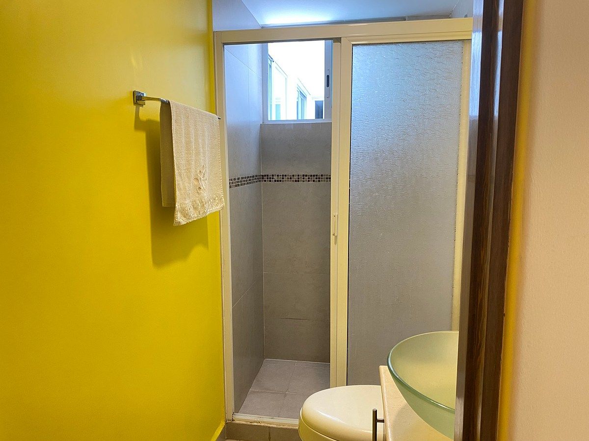 20 of 25: Baño área social