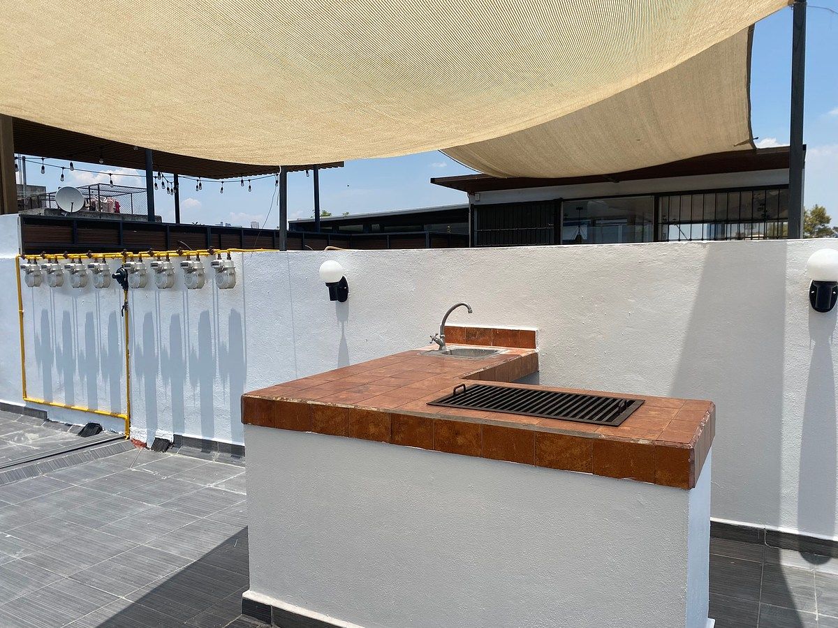 23 of 25: Asador y tarja en el roof-garden común