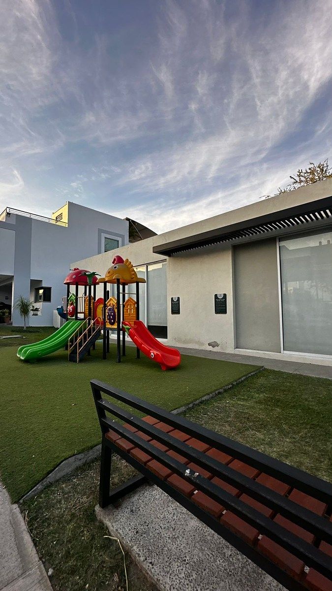 22 of 28: Area de Juegos