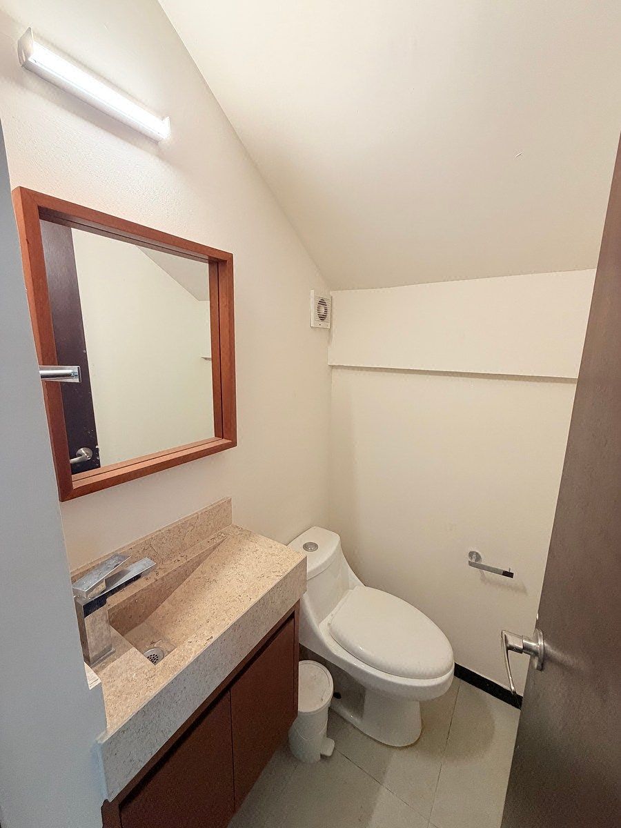 Medio baño planta baja, foto 18 de 18