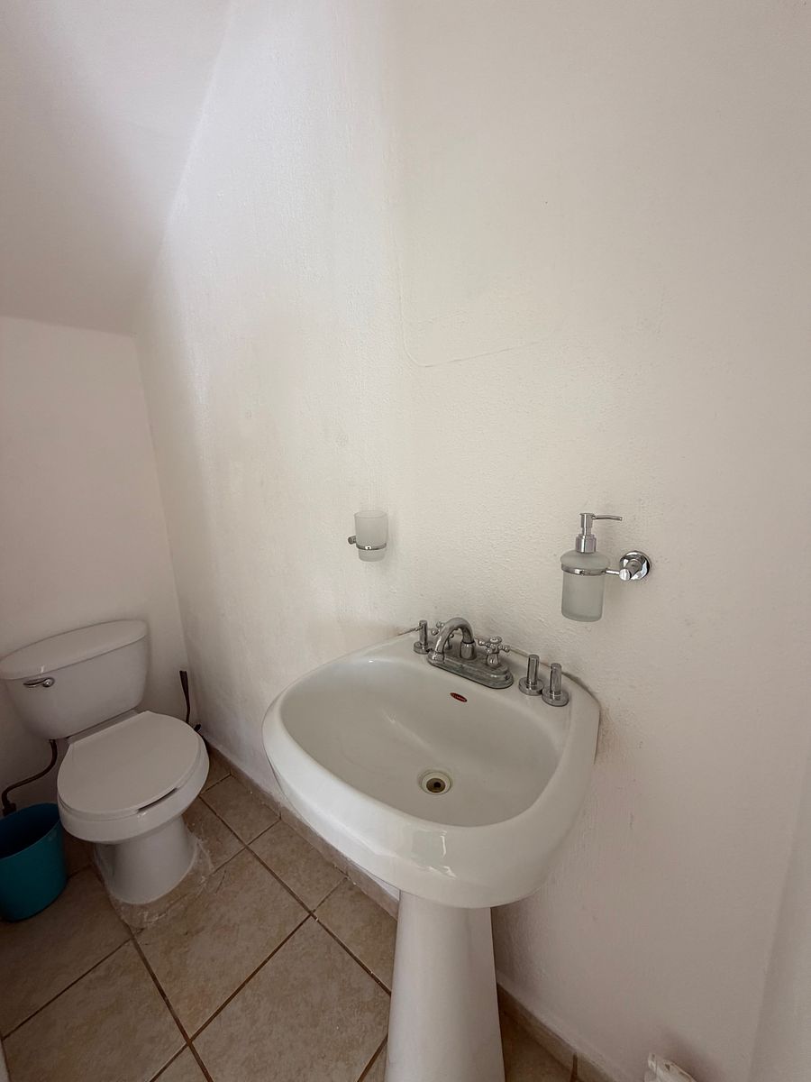 8 of 16: medio baño