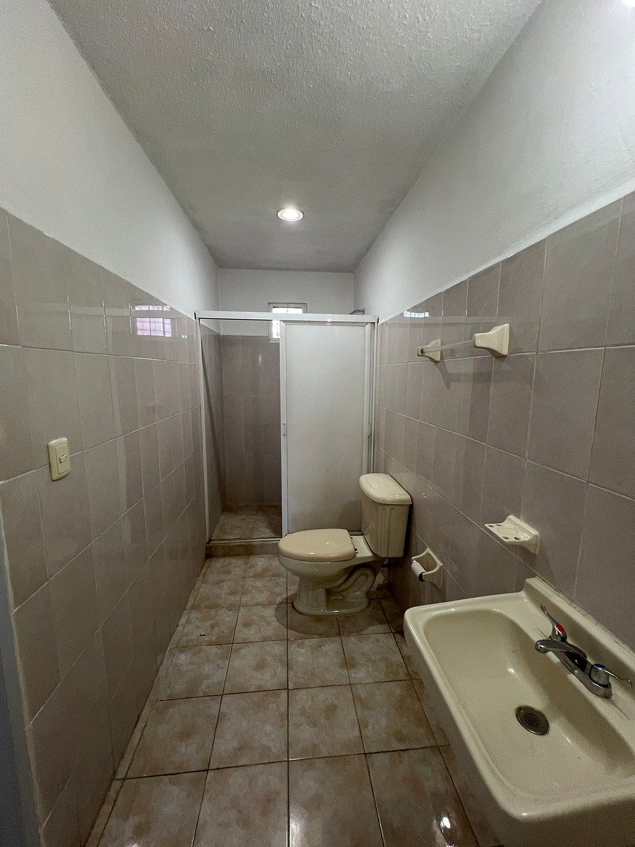 6 de 22: baño compartido