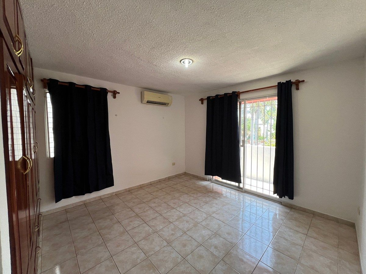 7 de 22: recámara 2 con vista al parque y balcón
