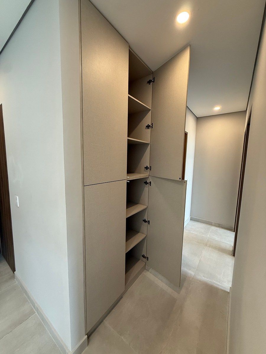 13 de 17: Clóset de blancos o despensa, ubicada en el pasillo