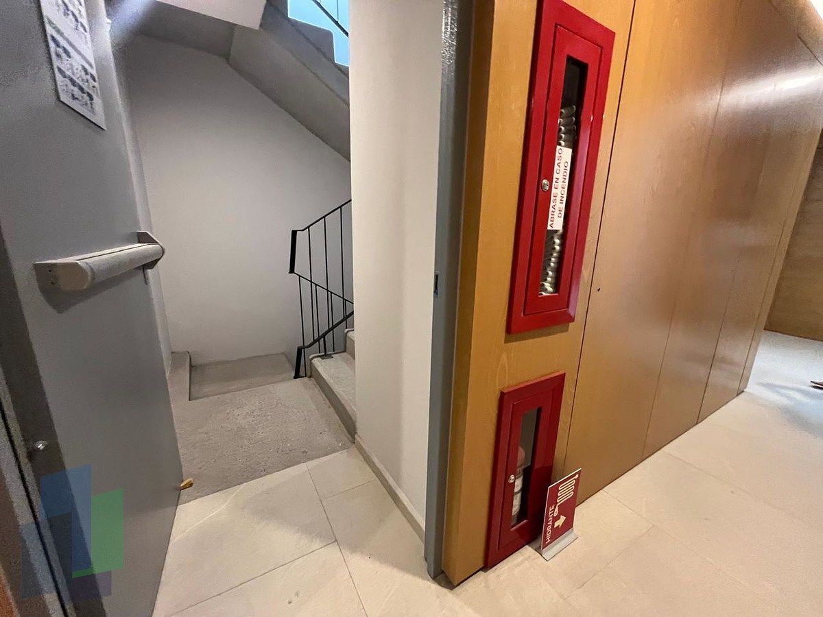 21 of 22: Acceso a escalera de emergencia