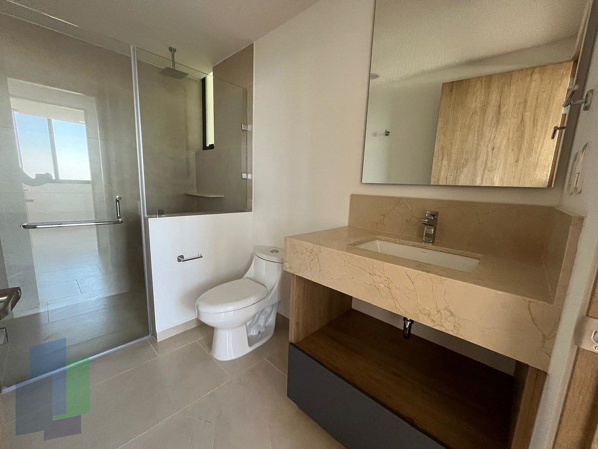 9 of 22: Baño principal