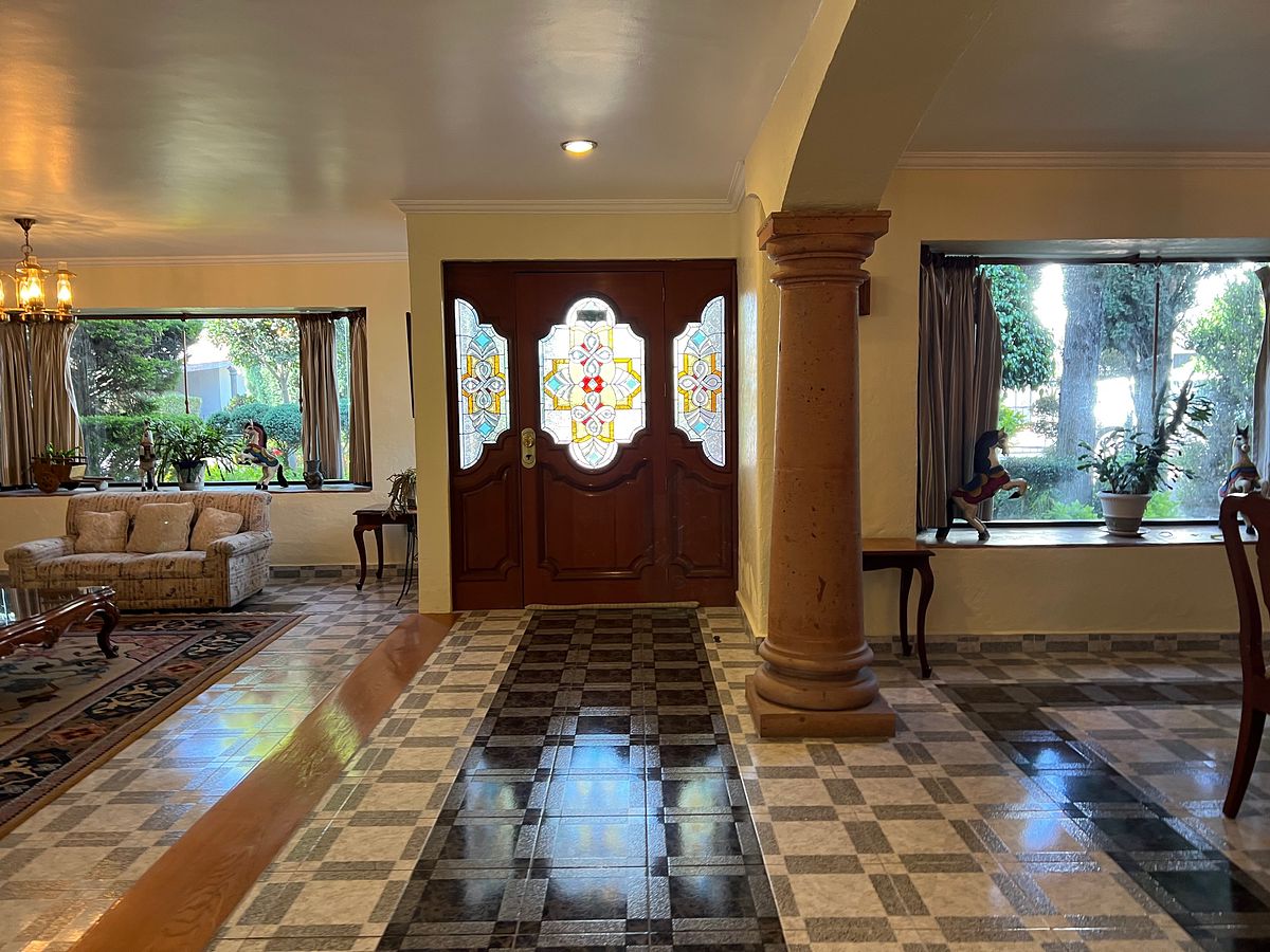 3 de 50: Main entrance