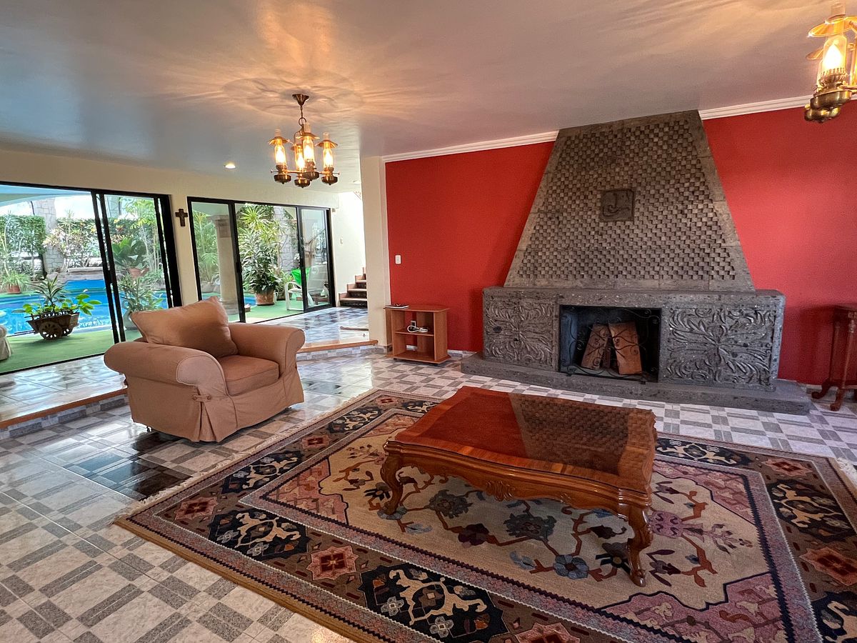 6 de 50: Living Room with chimney