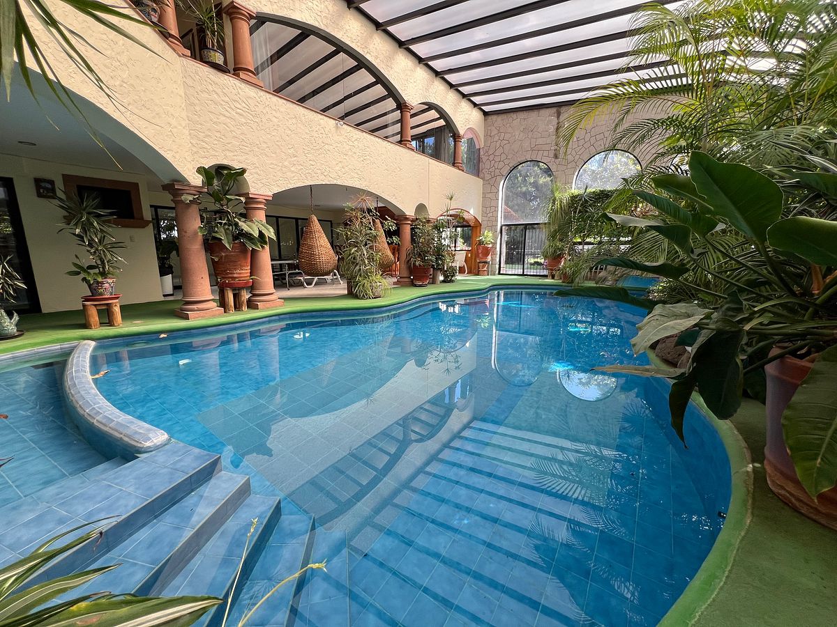 14 de 50: Indoor heated swimming pool