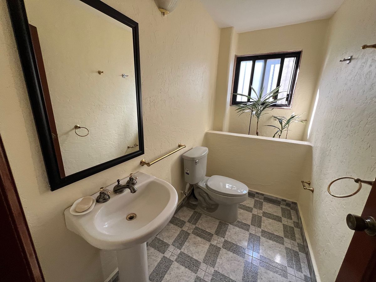 12 de 50: Ground floor Half bathroom