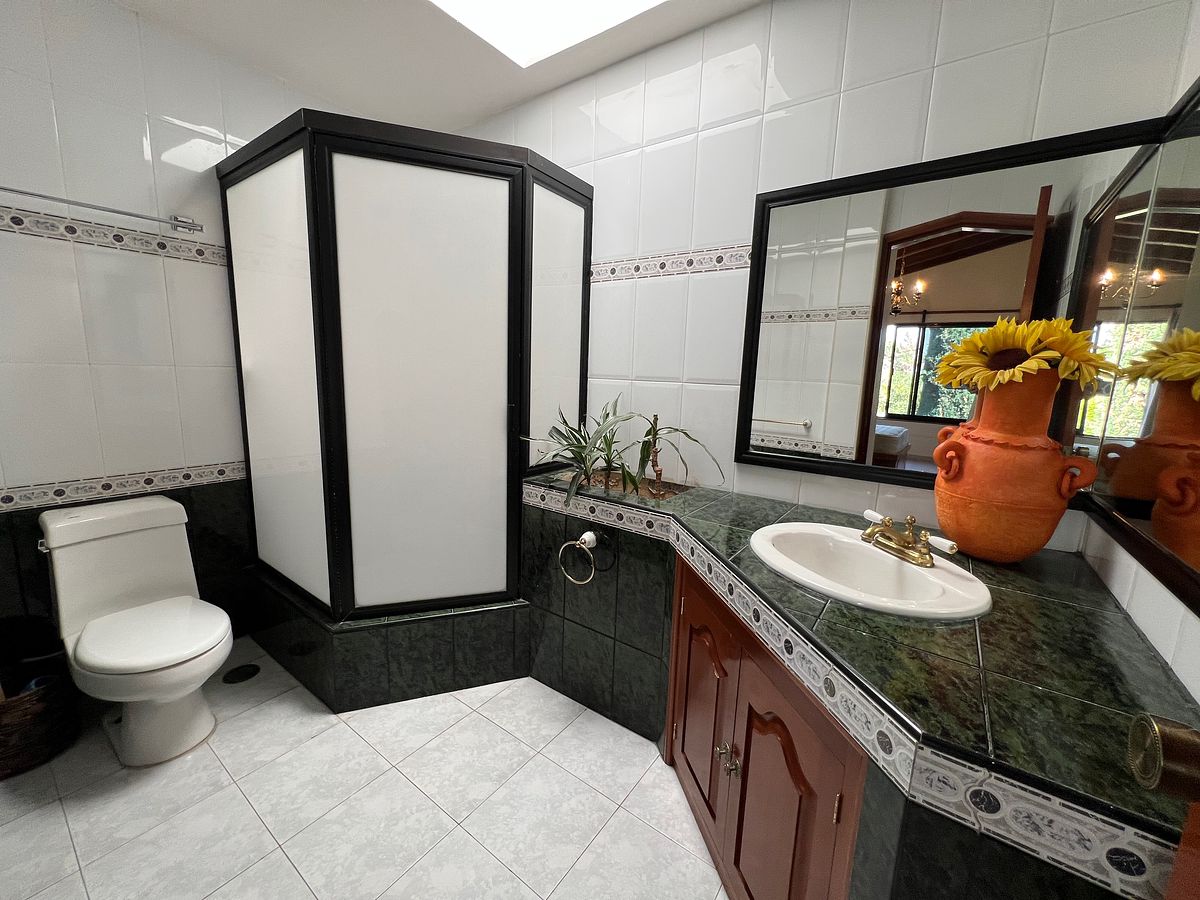 36 de 50: Bathroom #3