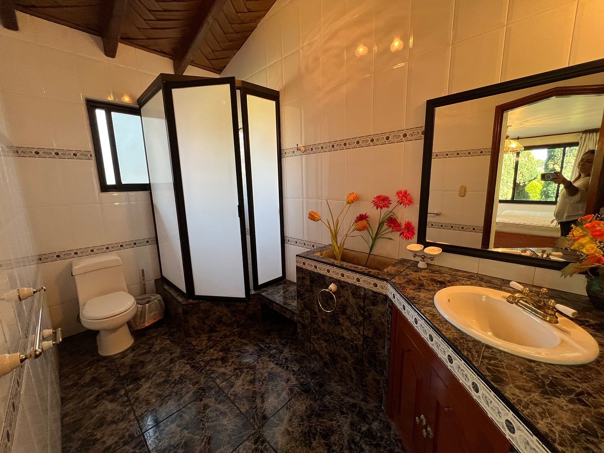 39 de 50: Bathroom #4