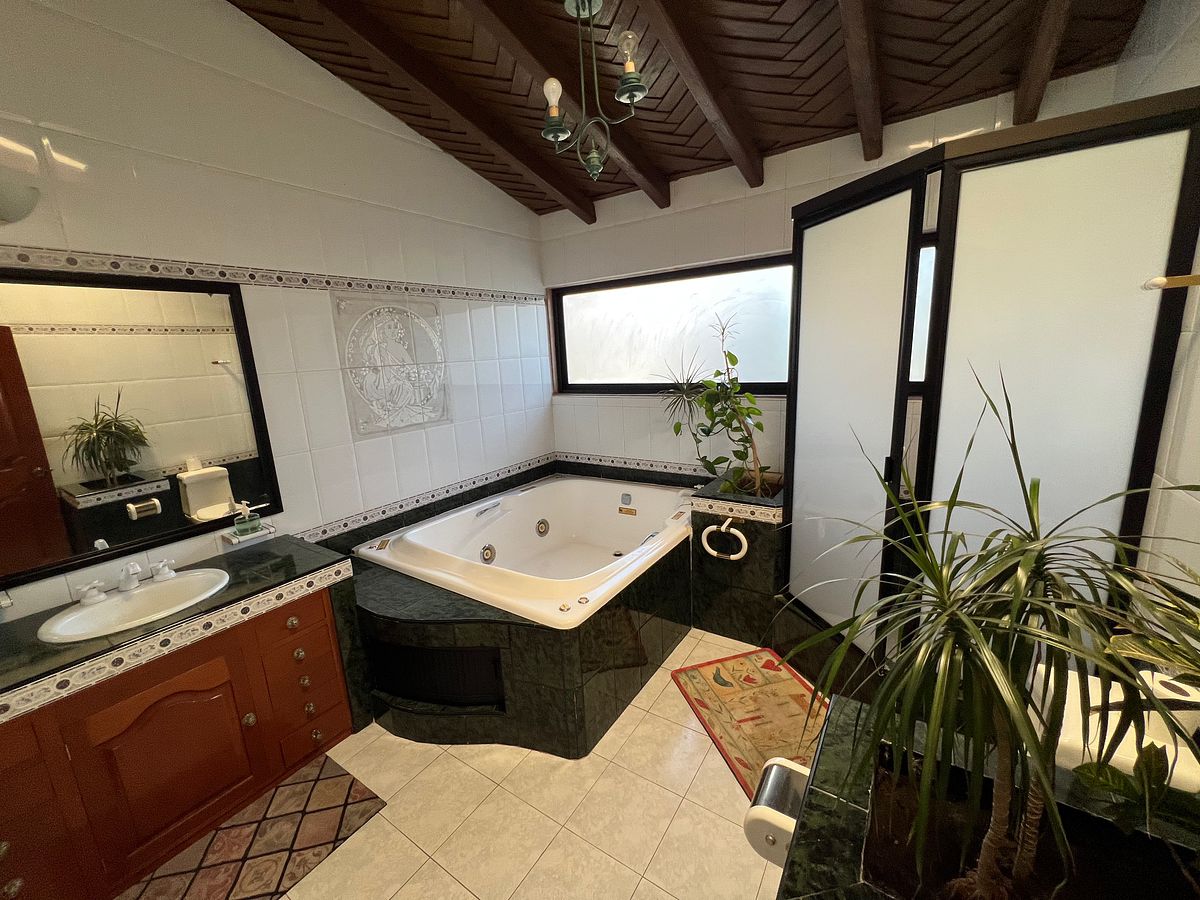 44 de 50: Master bedroom bathroom