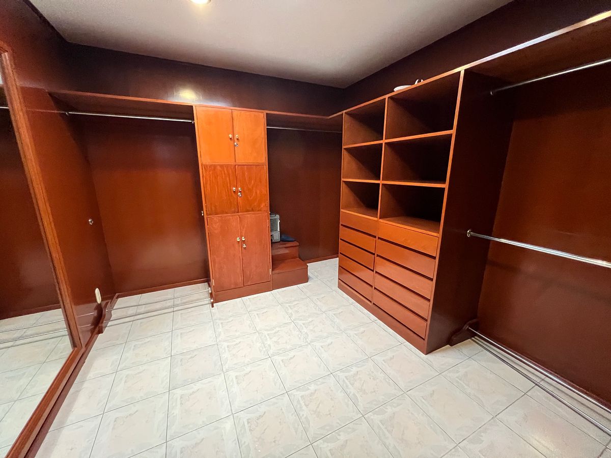 43 de 50: Master bedroom closet