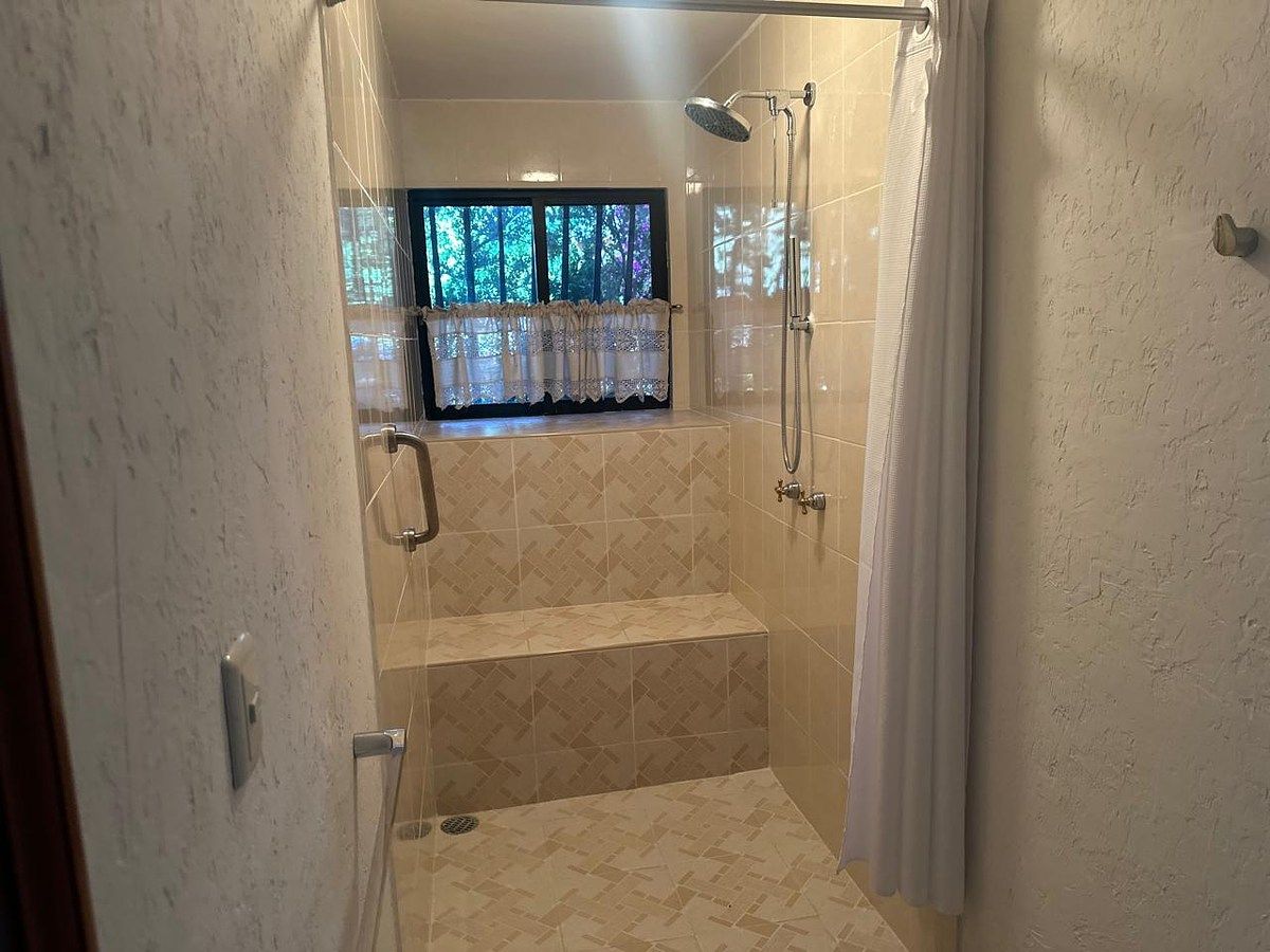 11 de 50: Ground Floor Bathroom #1