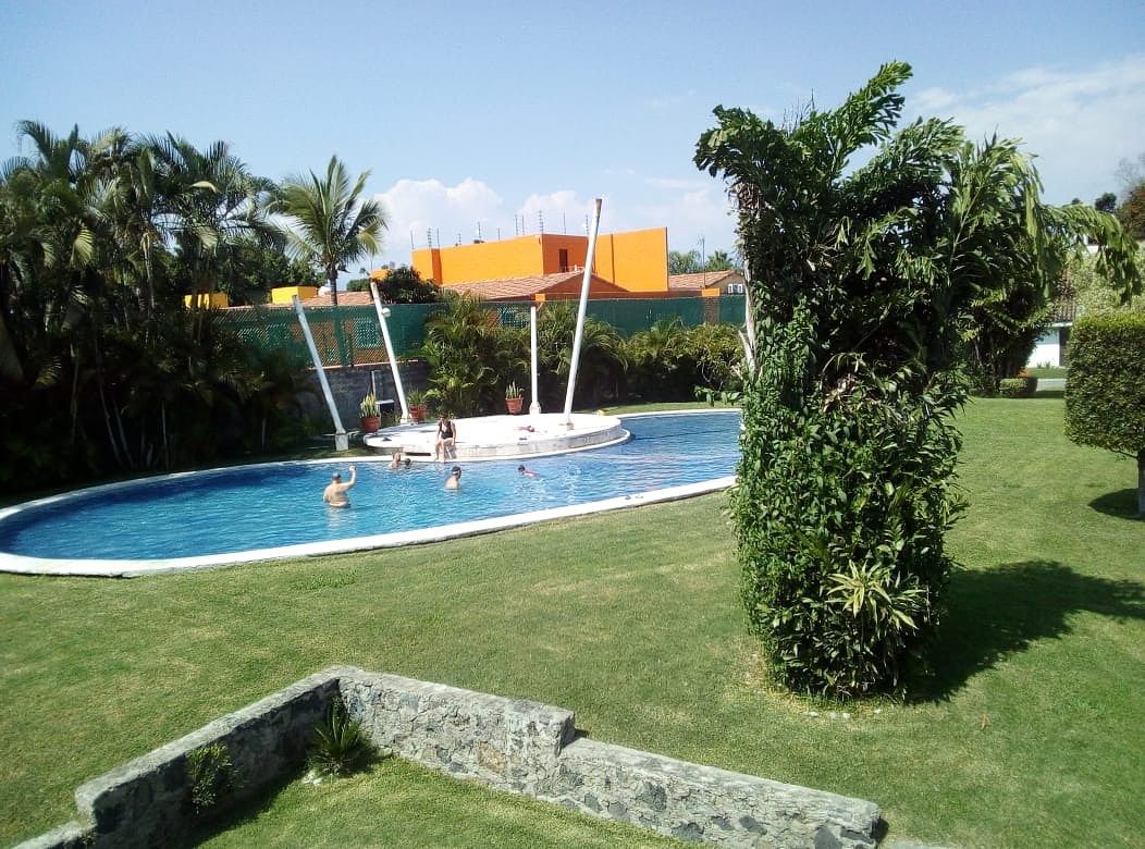 1 of 10: Amplios Jardines