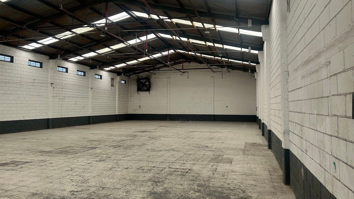 Bodega Comercial en Fracc. Industrial Monte de los Olivos foto 3