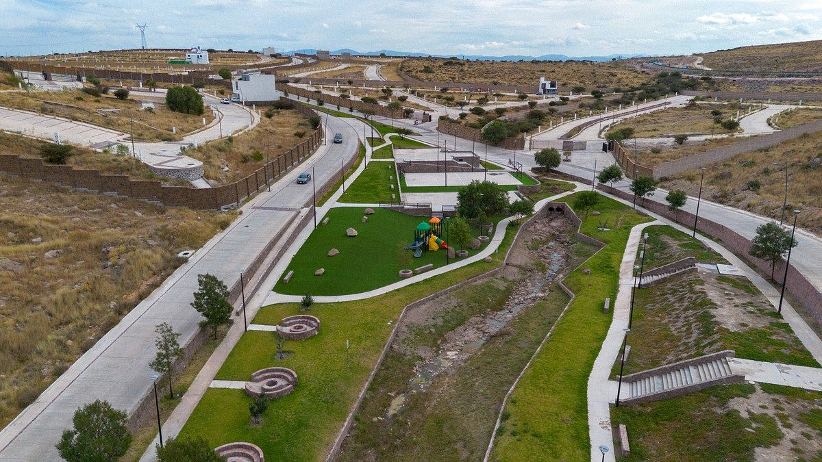 1 de 5: Área verde con juegos infantiles y fogateros.