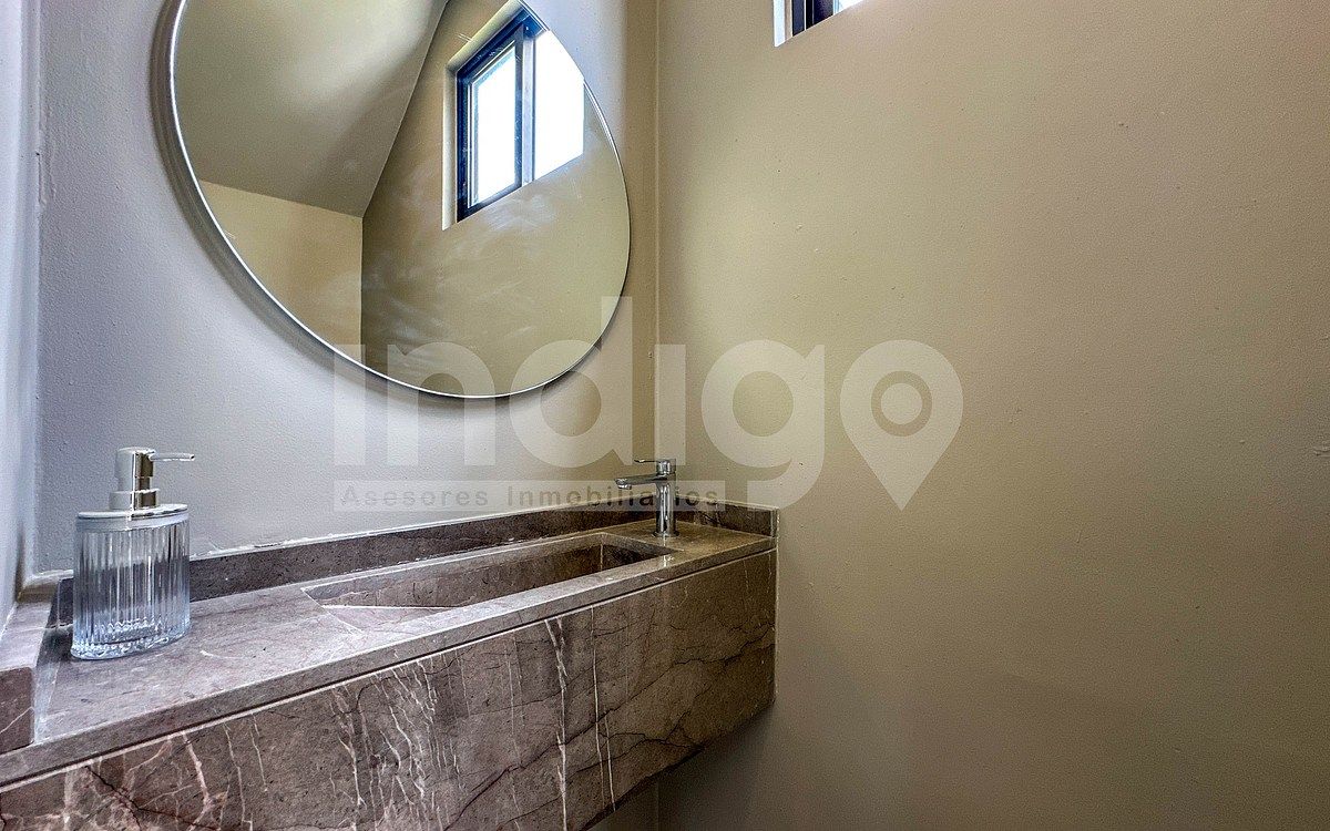 8 de 44: Baño de Visitas