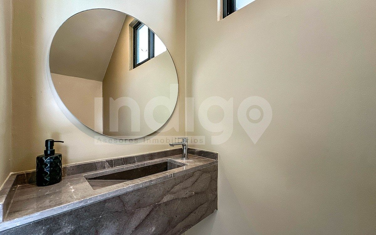 8 of 49: Baño de Visitas