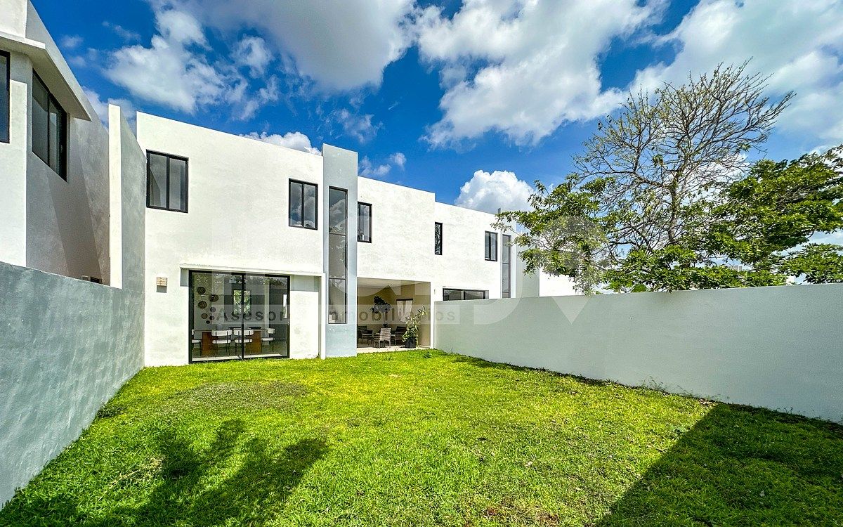 37 of 49: Fachada Trasera