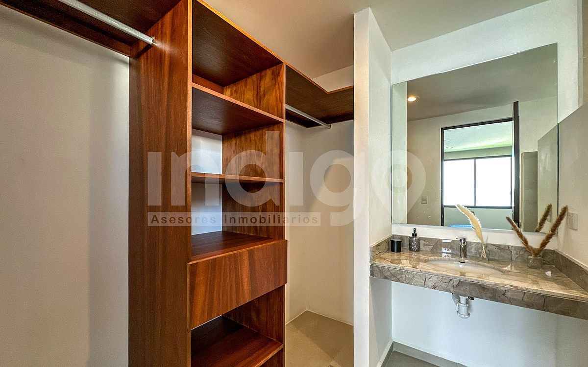 22 of 50: Vestidor Recámara Principal en Planta Baja