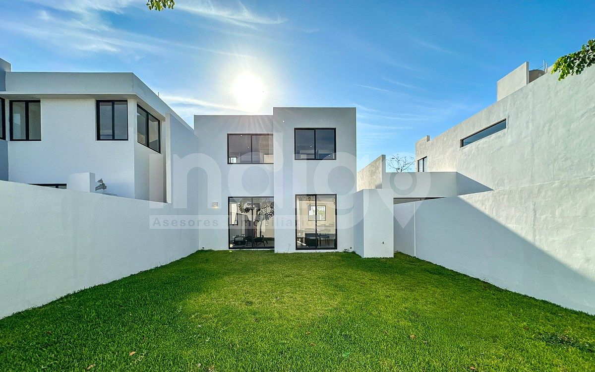 35 of 48: Fachada Trasera