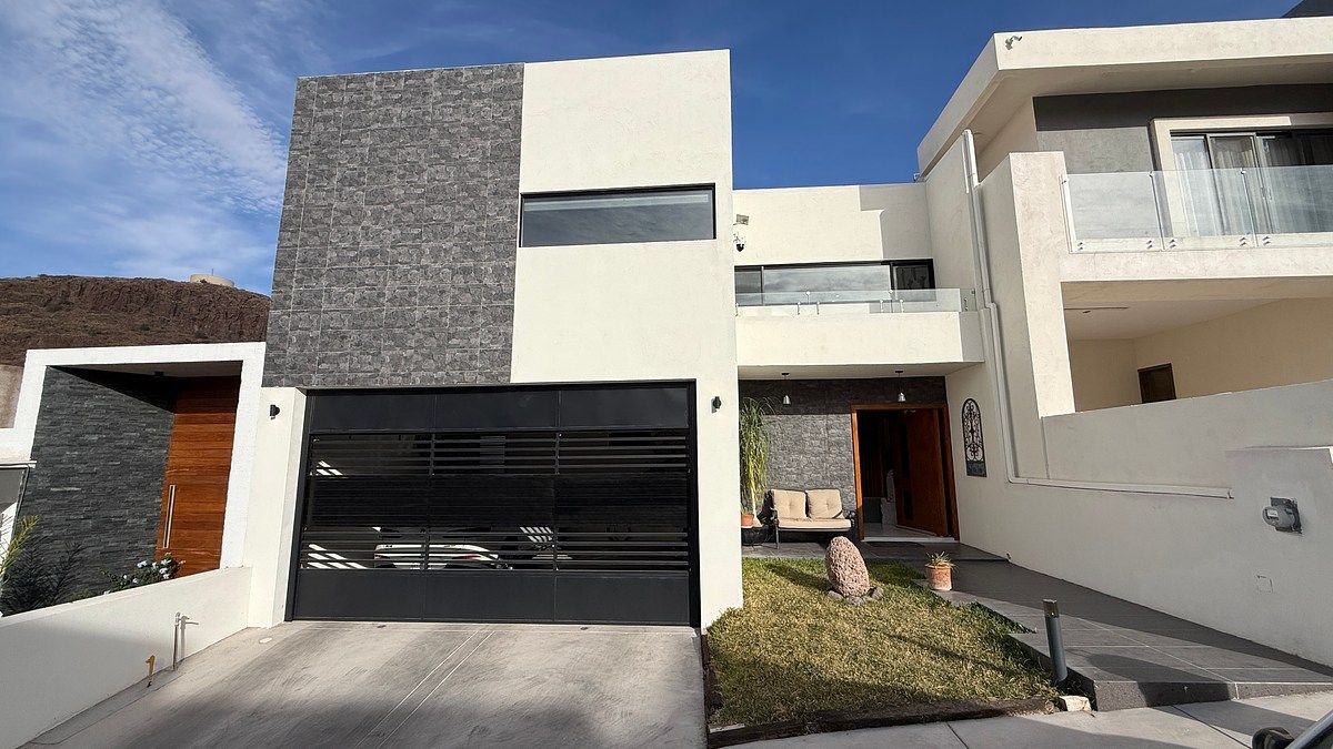 1 of 25: Fachada de la casa