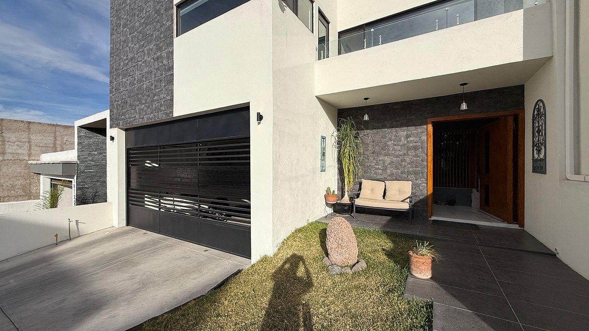 2 of 25: Fachada de la casa