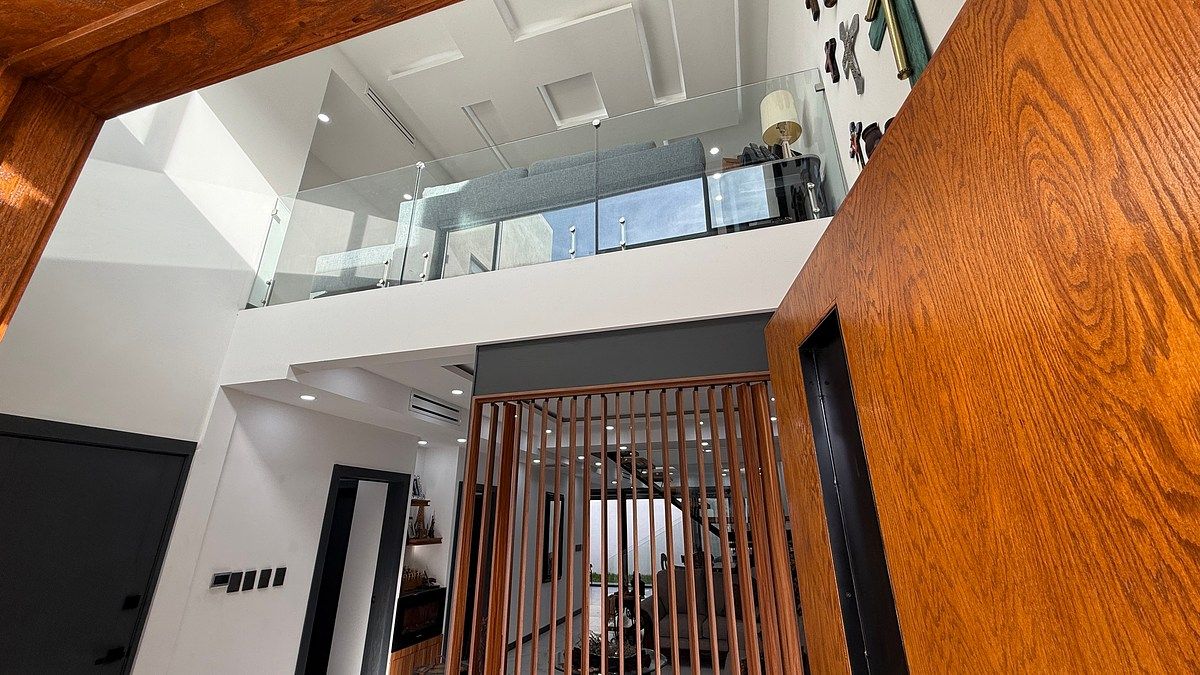 3 of 25: Recibidor con doble altura