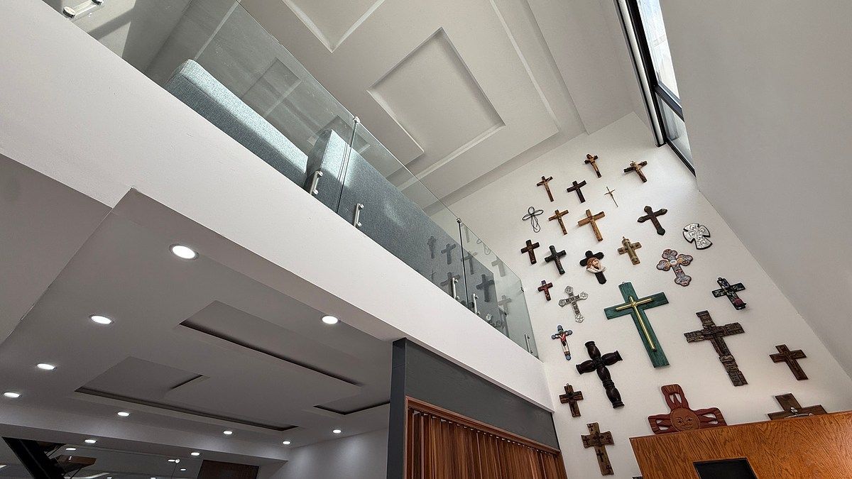 4 of 25: Recibidor con doble altura