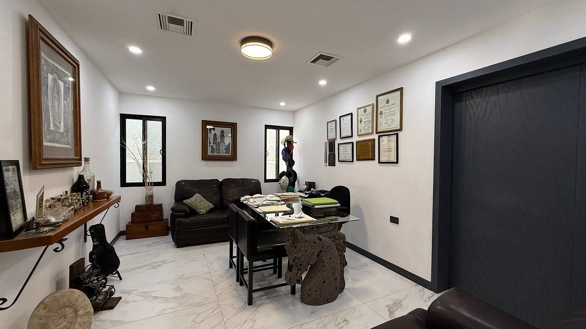 6 of 25: Cuarto en planta baja con closet o bodeguita para adecuarse
