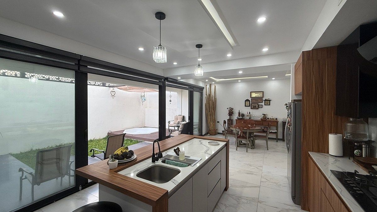 9 of 25: Ventanales doble vidrio que se abren para unir las areas