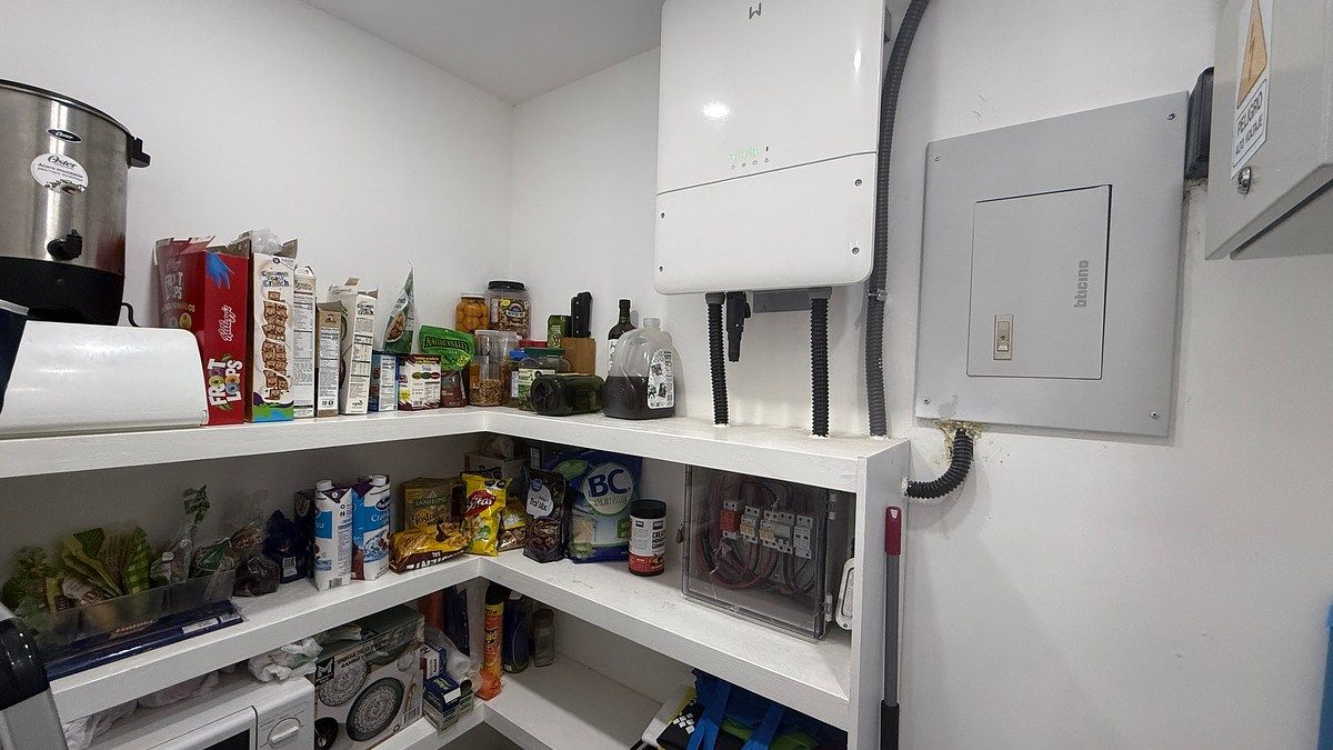 10 of 25: Amplia despensa