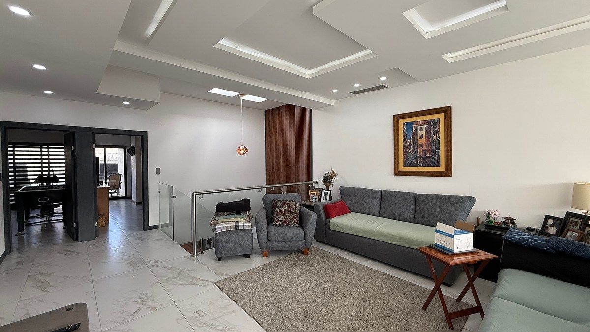 12 of 25: Amplia estancia en planta alta con bonito detalle en techo