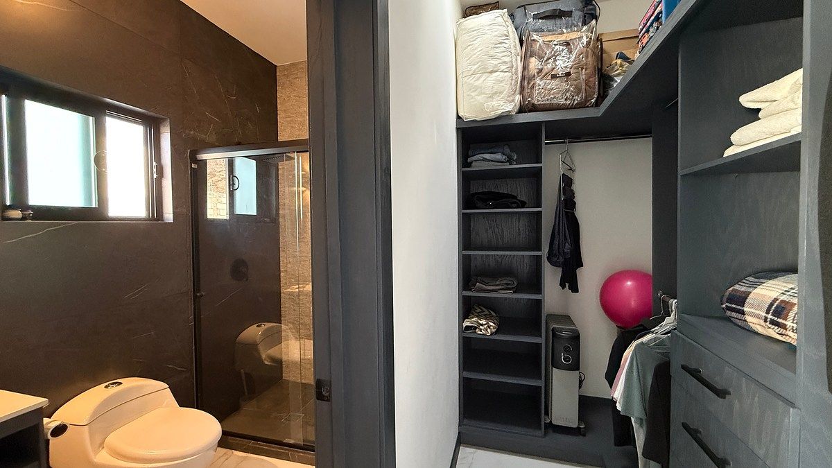 17 of 25: walk in closet y bano recamara secundaria