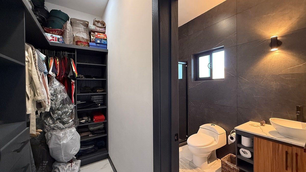 19 of 25: walk in closet y bano de la otra secamara secundaria
