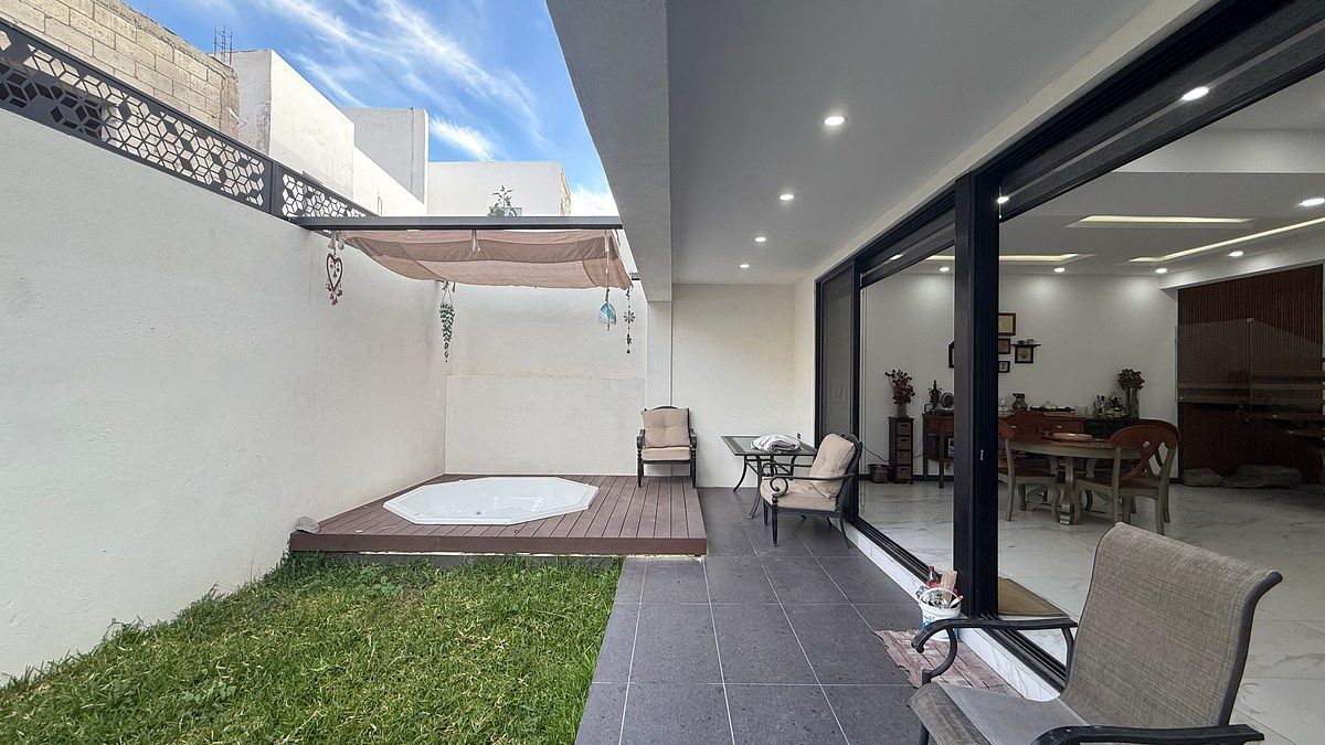 21 of 25: Jardin con jacuzzi equipado