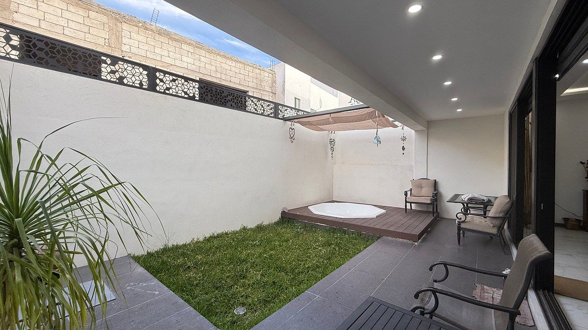 22 of 25: Jardin con jacuzzi