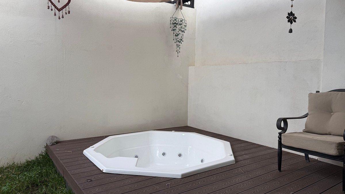 23 of 25: Jacuzzi para 6 u 8 personas
