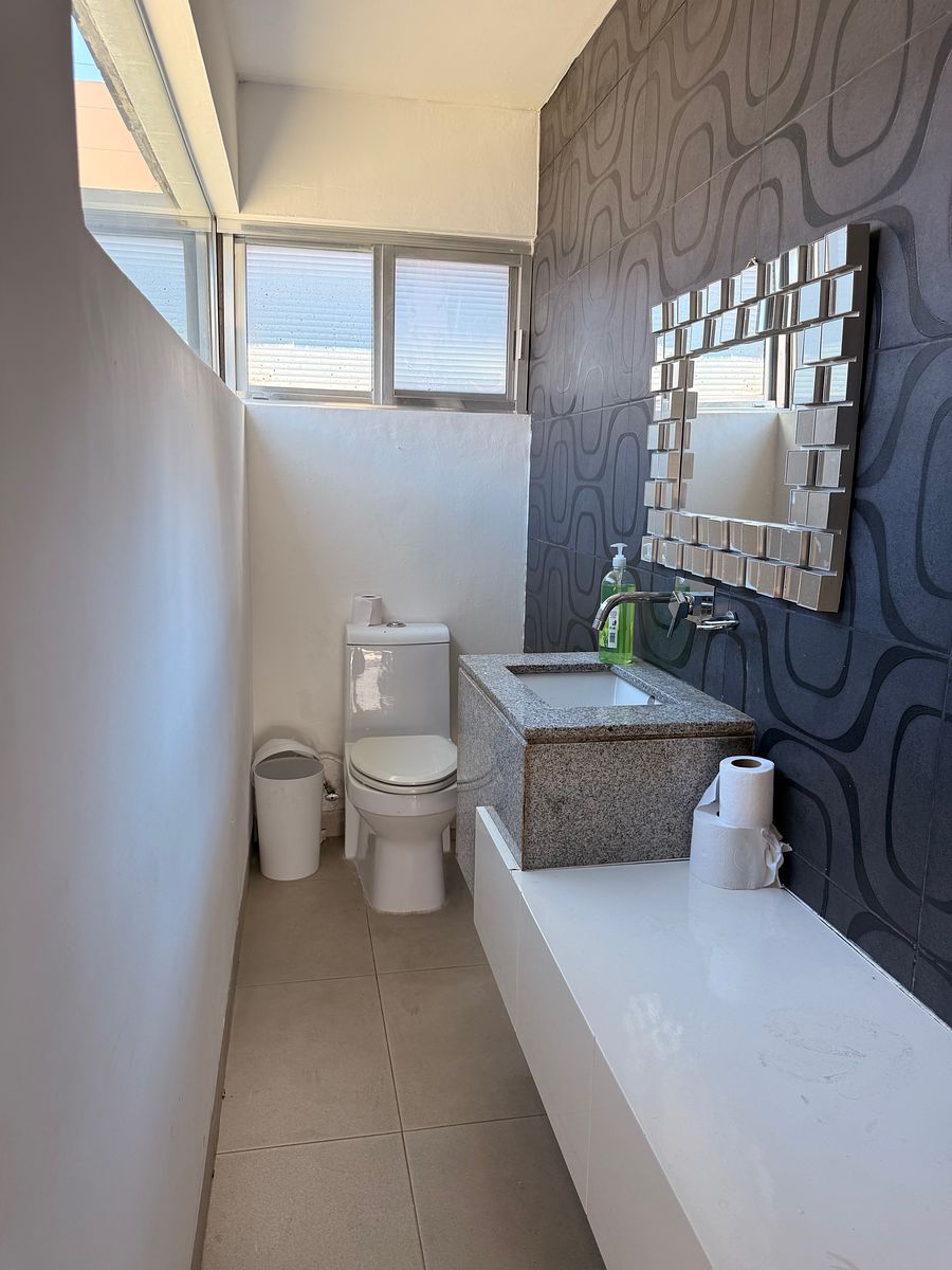 8 de 24: medio baño sala-comedor