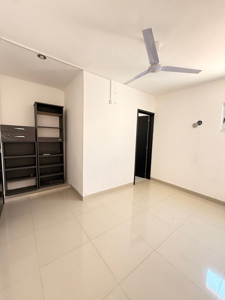 23 de 24: cuarto de servicio con baño completo