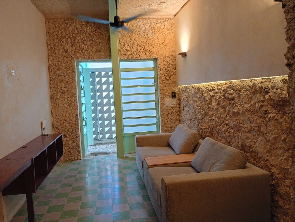 Venta de Casa Remodelada con un Departamento Amueblado y amplio patio techado