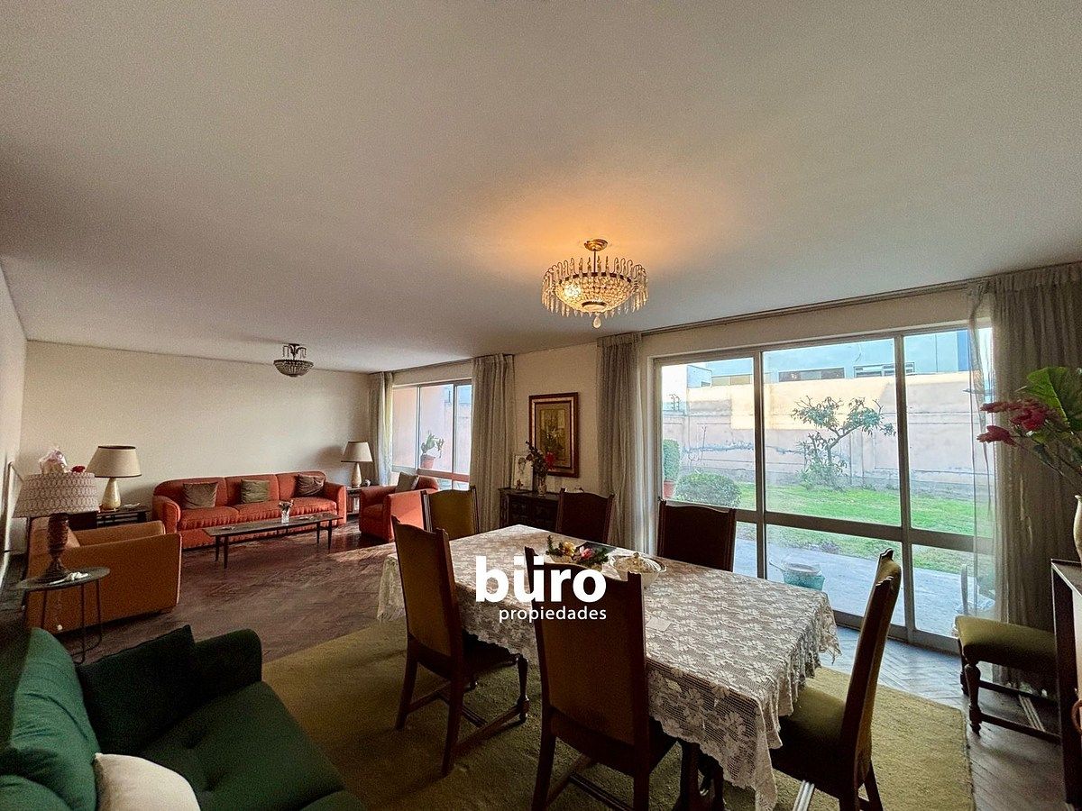 2 de 7: Sala comedor con salida a terraza y parque