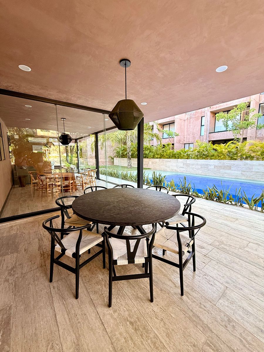 14 de 20: Mesa para convivencia frente a la alberca