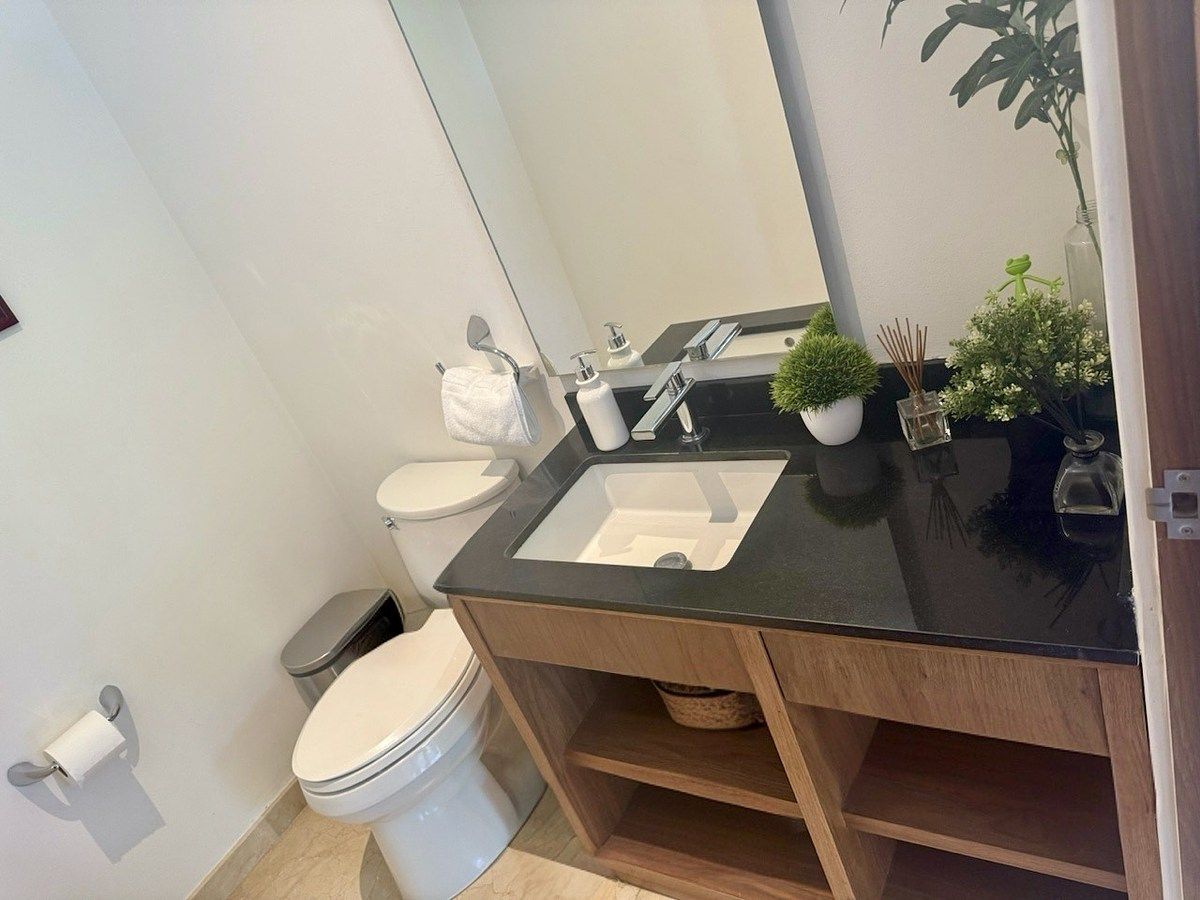 11 de 24: Medio baño área social