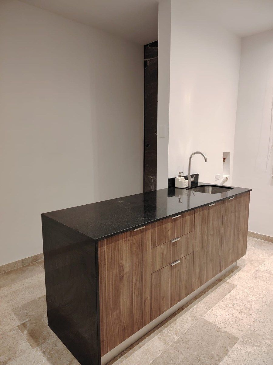 3 de 5: Cocina con carpintería inferior